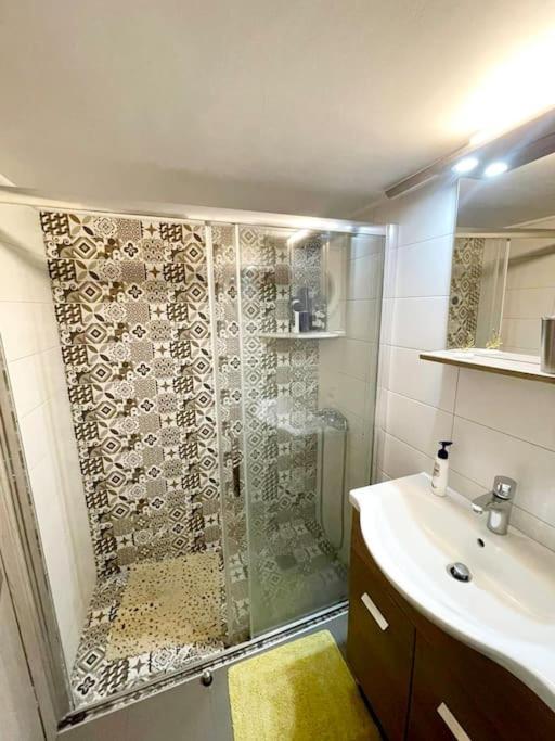 Apartamento 20' From The Airport,20' From The Center Of Atenas Exterior foto